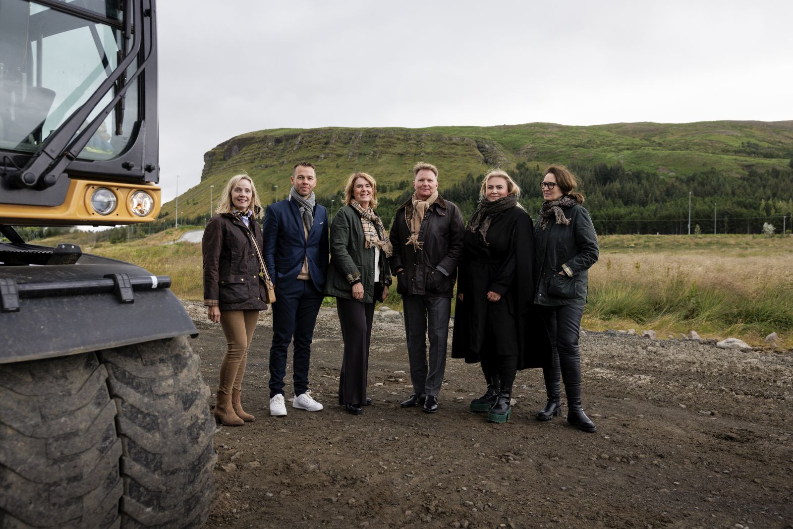 Á myndinni eru, frá vinstri: Jóhanna B. Hansen sviðsstjóra Umhverfissviðs Mosfellsbæjar, Birgir Þór Birgisson framkvæmdastjóri Þróunar hjá Reitum, Regína Ásvaldsdóttir bæjarstjóri Mosfellsbæjar, Guðni Aðalsteinsson forstjóri Reita, Ingveldur Ásta Björnsdóttir framkvæmdastjóri Viðskiptavina hjá Reitum og Katrín Dóra Þorsteinsdóttir starfandi deildarstjóri Eignasjóðs Mosfellsbæjar