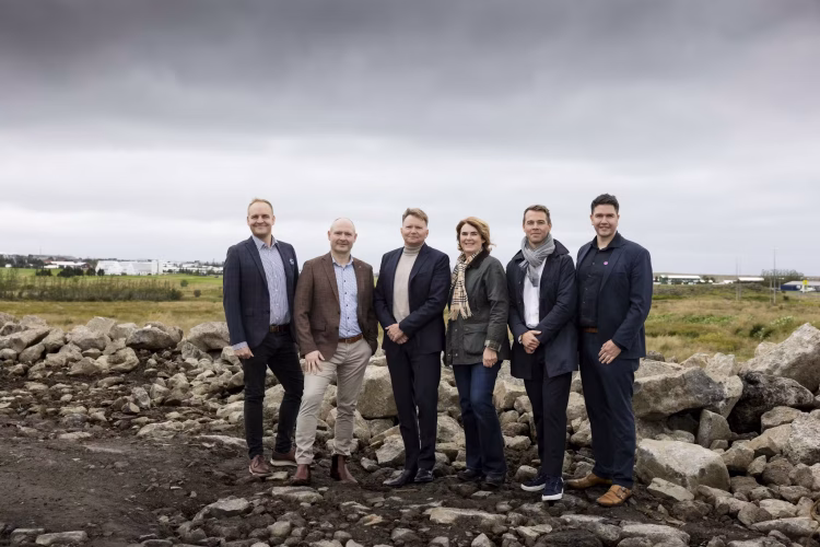 Ljósmynd/Rakel RúnFrá vinstri: Björn Ingi Vilhjálmsson, framkvæmdastjóri JYSK á Íslandi, Þórarinn Ólafsson, framkvæmdastóri Lagerinn Iceland, Guðni Aðalsteinsson, forstjóri Reita, Regína Ásvaldsdóttir, bæjarstjóri Mosfellsbæjar, Birgir Þór Birgisson framkvæmdastjóri þróunar hjá Reitum og Björgvin Víkingsson, framkvæmdastjóri Bónus